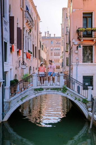 夫妇但女人城市旅行<strong>威尼斯</strong>意大利色彩斑斓的街道运河<strong>威尼斯</strong>