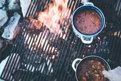 烹饪篝火美味的炖肉野营旅行