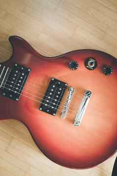 电子吉他音乐乐队岩石概念吉他的阳光视地板上