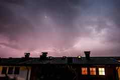雷雨晚上闪电屋顶建筑
