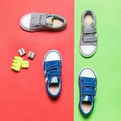 孩子体育运动鞋子色彩斑斓的背景前视图