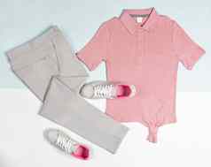 男人的休闲服装男人。服装集粉红色的t恤灰色的鞋子裤子孤立的白色背景前视图