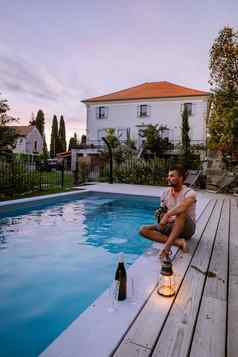法国假期首页木甲板游泳池阿尔代什法国的家伙放松池木甲板奢侈品假期假期首页南法国