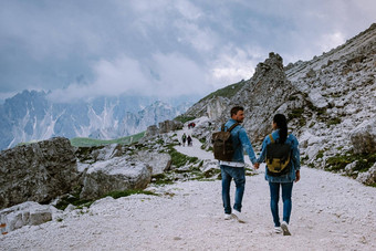 夫妇徒步旅行意大利白云石山脉多雾的天气云惊人的视图三总会在山峰白云石山脉意大利