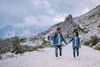 夫妇徒步旅行意大利白云石山脉多雾的天气云惊人的视图三总会在山峰白云石山脉意大利