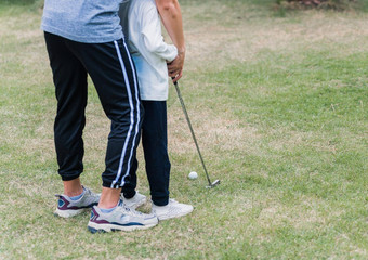 父亲支持教学培训女儿玩完美的高尔夫球