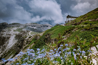 徒步旅行意大利白云石山脉多雾的天气云惊人的视图三总会在山峰白云石山脉意大利