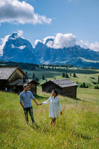 夫妇但女人假期白云石山脉意大利阿尔卑斯Siusi塞瑟10 克拉雅南提洛尔意大利