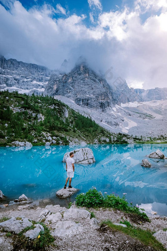 蓝色的绿色湖意大利白云石山脉美丽的湖索拉皮斯泻湖索拉皮斯白云石山脉受欢迎的旅行目的地意大利