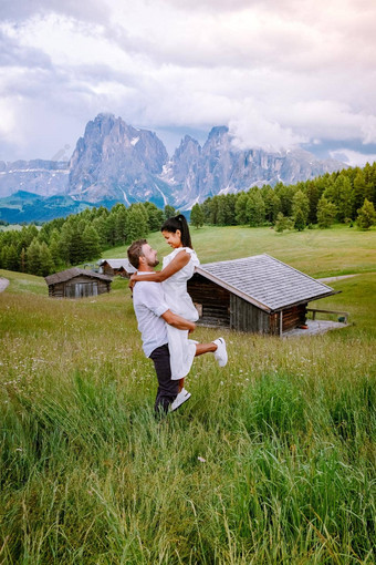 夫妇但女人假期白云石山脉意大利阿尔卑斯Siusi塞瑟10 克拉雅白云石山脉特伦蒂诺高阿迪杰南提洛尔意大利