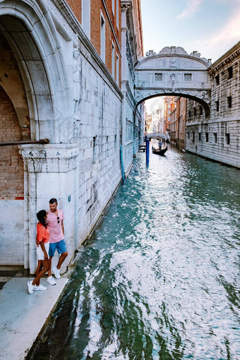 夫妇但女人城市旅行威尼斯<strong>意大利</strong>色彩斑斓的街道运河威尼斯