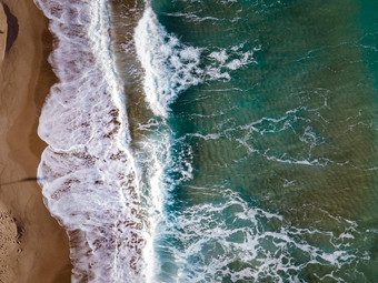 巨大的大波岛西西里无人机视图海滩巨大的波