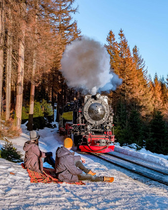 哈尔茨国家公园德国蒸汽火车布罗肯冬天景观著名的蒸汽火车彻底消除冬天山布罗肯哈尔茨国家公园山德国