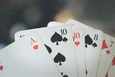 玩卡片扑克卡片手男人。