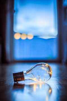 的想法创新光灯泡发光二极管说谎木地板上窗口光模糊的背景