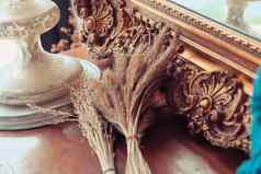 室内装饰细节图像华丽的雕刻镜子框架古老的风格