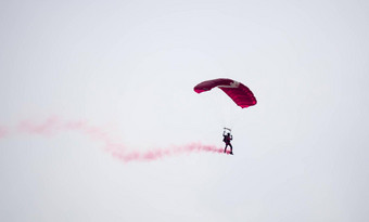 轮廓降落伞特技无<strong>重点</strong>模糊的滑翔空气红色的烟小道空气展览
