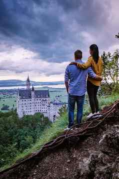 夫妇但女人访问新天鹅堡城堡美丽的视图举世闻名的新天鹅堡城堡19世纪罗马式复兴宫建王路德维希崎岖的悬崖富辛西南巴伐利亚德国