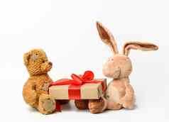 棕色（的）泰迪熊兔子持有盒子礼物