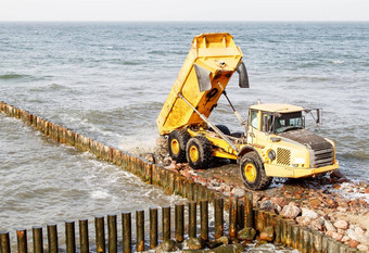 <strong>重卡</strong>车建设防浪堤