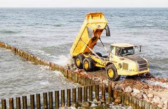 <strong>重卡</strong>车建设防浪堤