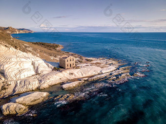 <strong>高峰</strong>白色agrigento西西里意大利白色海滩废墟被遗弃的石头房子白色悬崖
