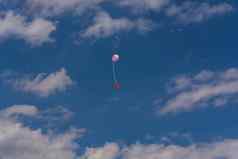 气球消息蓝色的天空