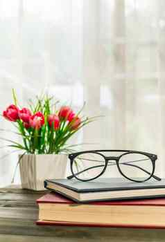 阅读眼镜把精装书书窗口