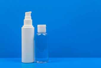 脸奶油乳液蓝色的表格蓝色的背景概念卫生护肤品复制空间