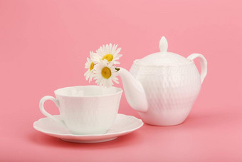白色茶能甘菊花茶杯粉红色的背景概念Herbal茶健康的生活方式