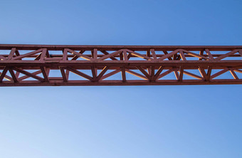 直红色的钢焊接<strong>桁架</strong>蓝色的天空背景