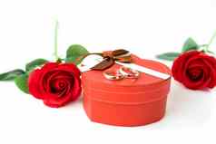 红色的玫瑰心形的盒子白色