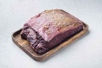 前腰部新鲜的有机牛肉减少白色背景