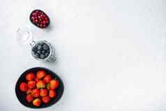成熟的草莓蔓越莓蓝莓碗前视图白色背景