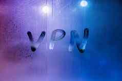 缩写vpn虚拟私人网络依手指晚上湿玻璃