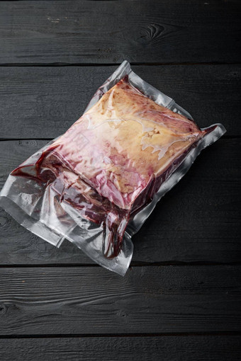 纽约牛肉牛排减少塑料包黑色的木表格前视图复制空间文本
