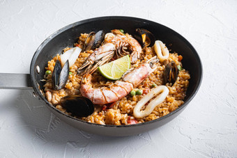 海鲜鸡西班牙海鲜饭大米mussles虾鸡西红柿酒锅白色变形背景