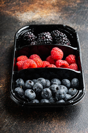 新鲜的浆果<strong>包装</strong>托盘<strong>蓝莓</strong>树莓黑莓黑暗表格