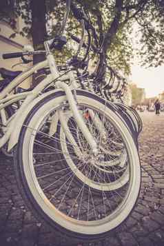 租自行车停车自行车探索城市旅游吸引力