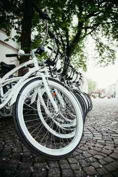 租自行车停车自行车探索城市旅游吸引力