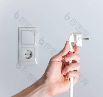 能源概念插头准备好了连接白色电缆插头套接字模糊的背景