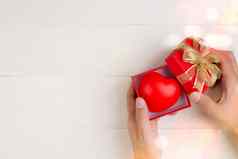 情人节一天手开放红色的礼物盒子心形状木白色背景庆祝活动周年纪念日给爱礼物浪漫的惊喜假期节日概念