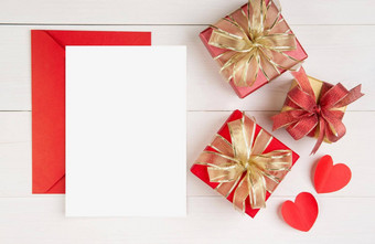空白明信片信礼物盒子心形状木表格模型问候卡模板装饰浪漫的庆祝活动复制空间情人节一天假期概念