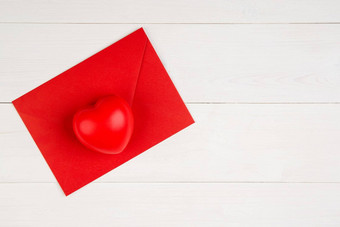 情人节一天心形状红色的信封木桌子上明信片问候卡祝贺消息庆祝活动爱浪漫前视图平躺假期概念
