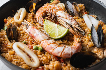 传统的西班牙语海鲜西班牙海鲜饭锅白色背景