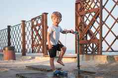 高加索人男孩站海滩童年夏季家庭假期