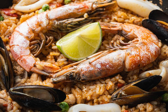 传统的西班牙语海鲜西班牙海鲜饭锅白色背景