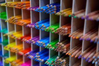 展示彩色的铅笔画商店艺术家文具