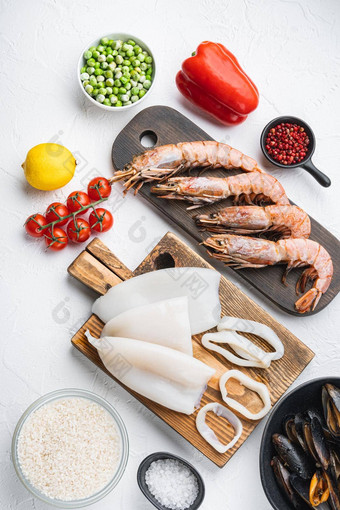 新鲜的海鲜分类西班牙海鲜饭白色变形背景平躺