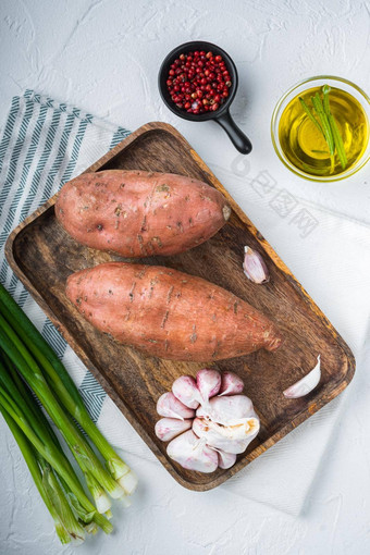 生甜蜜的土豆香料白色背景平躺